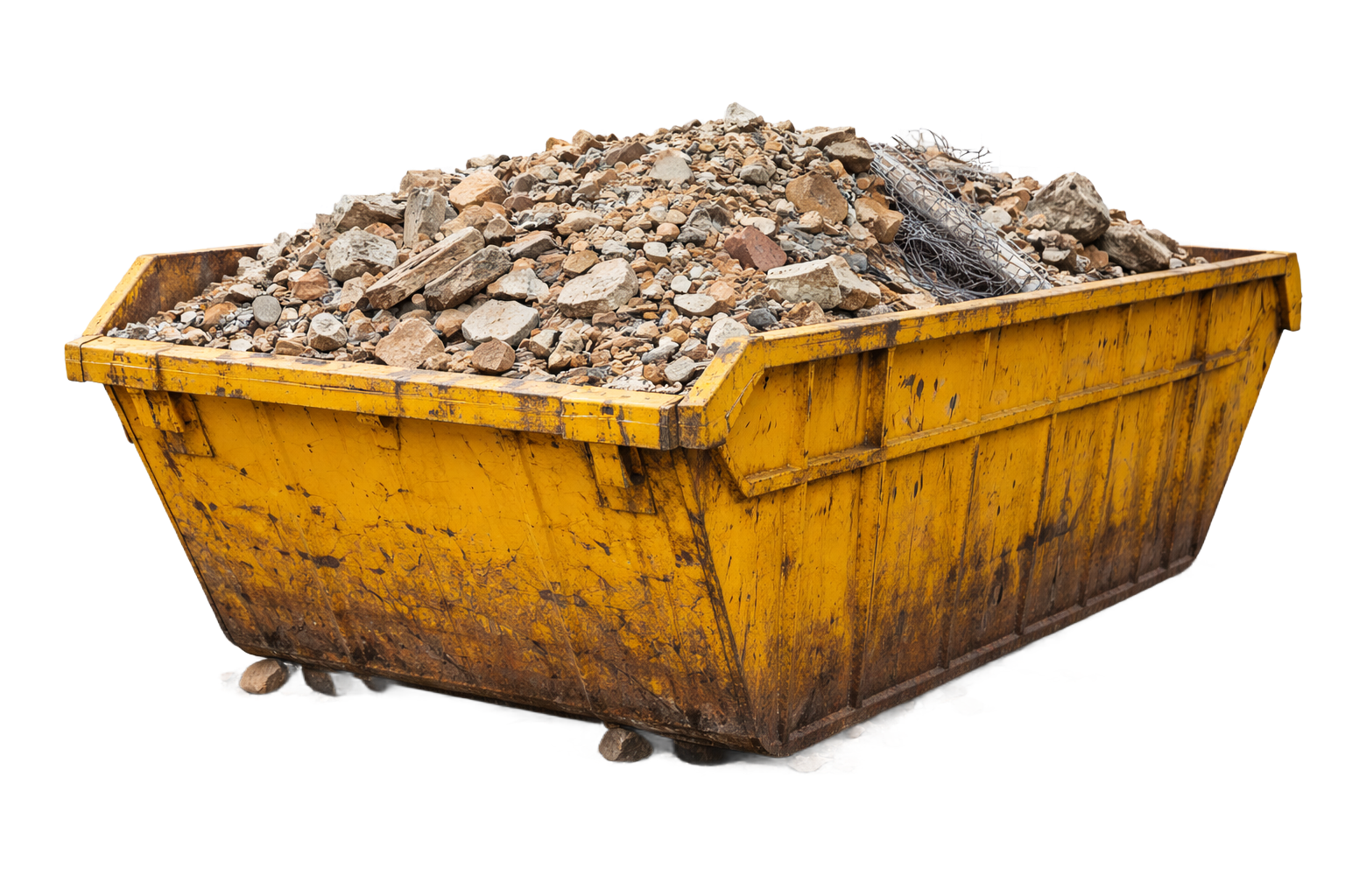 Benne à ordures jaune remplie de débris de construction, isolée sur fond blanc.