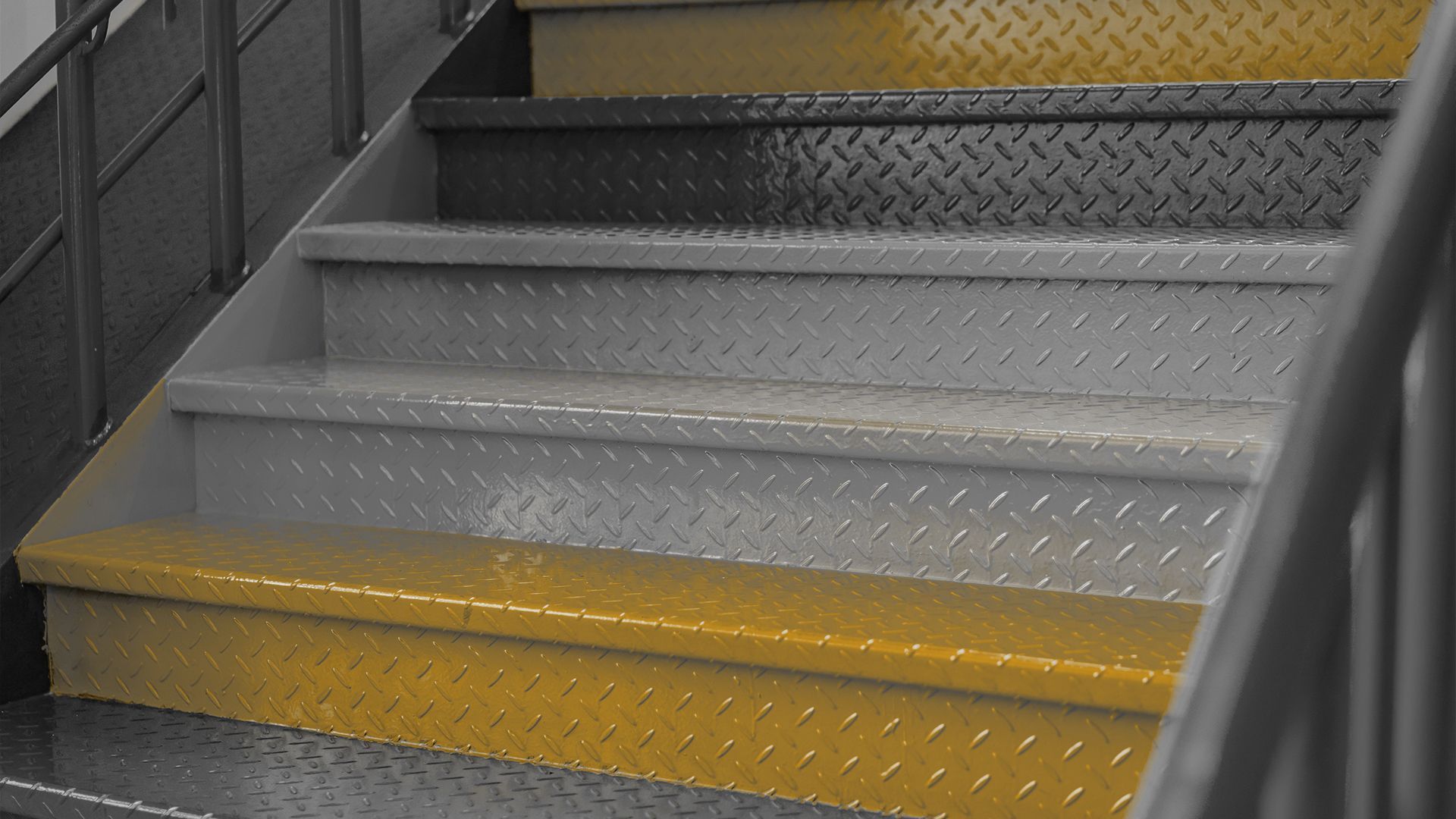 Escalier gris et jaune