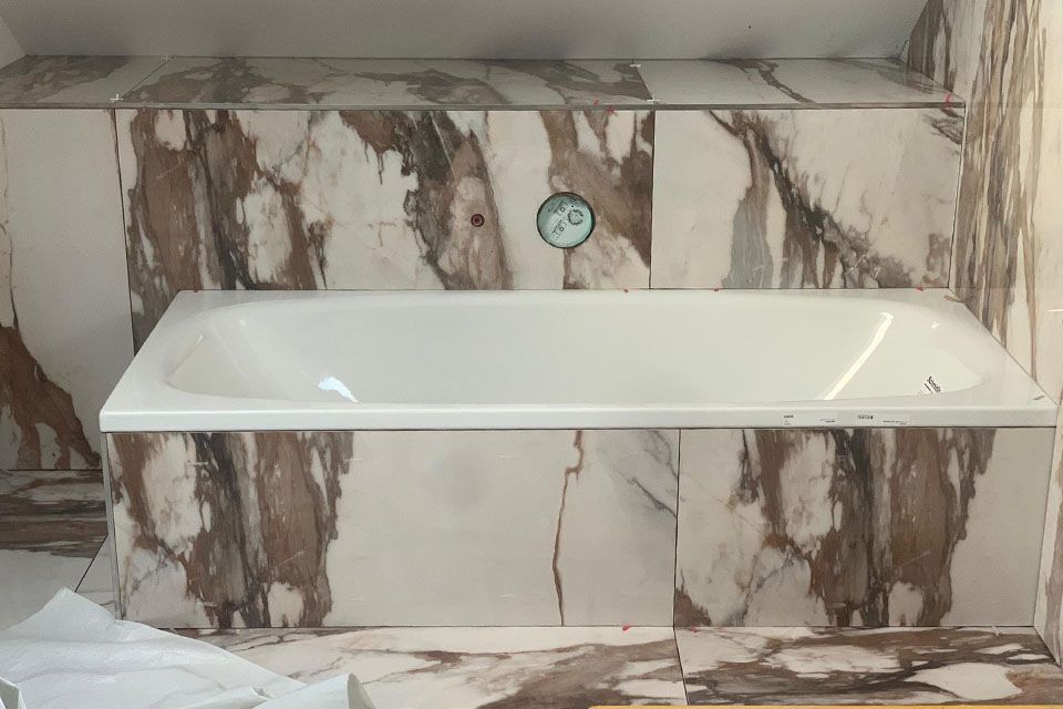 Mitarbeiter von Keramik & Bau Service GmbH verputzt Boden