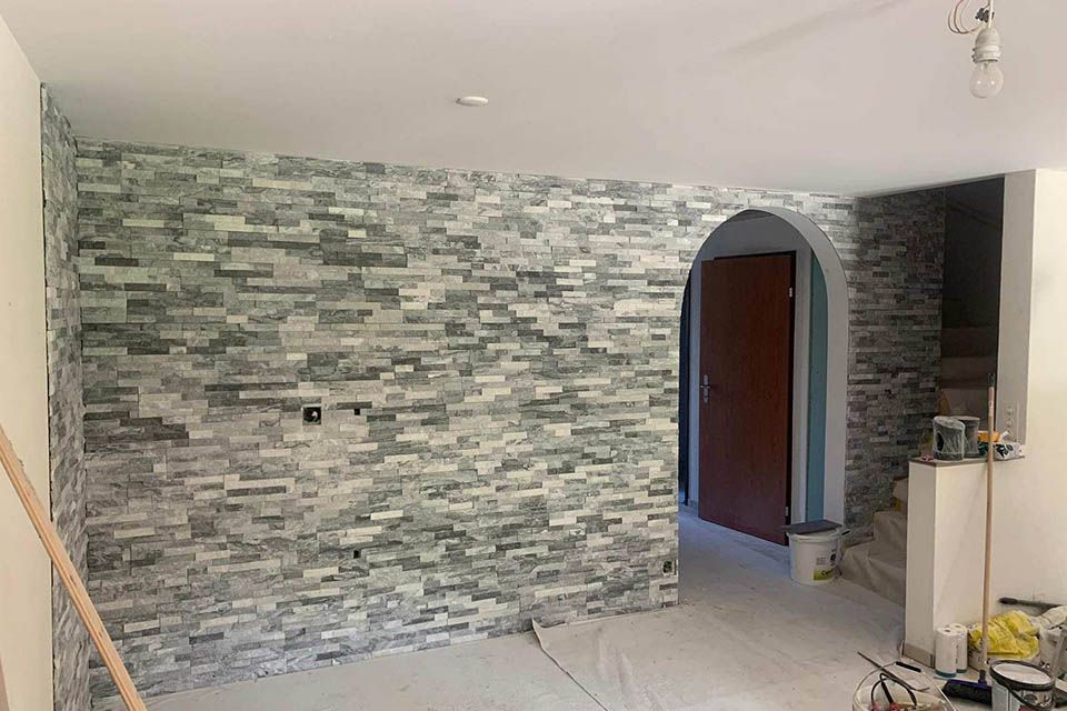 Mitarbeiter von Keramik & Bau Service GmbH verputzt Boden