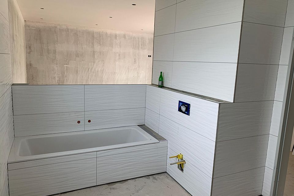 Mitarbeiter von Keramik & Bau Service GmbH verputzt Boden