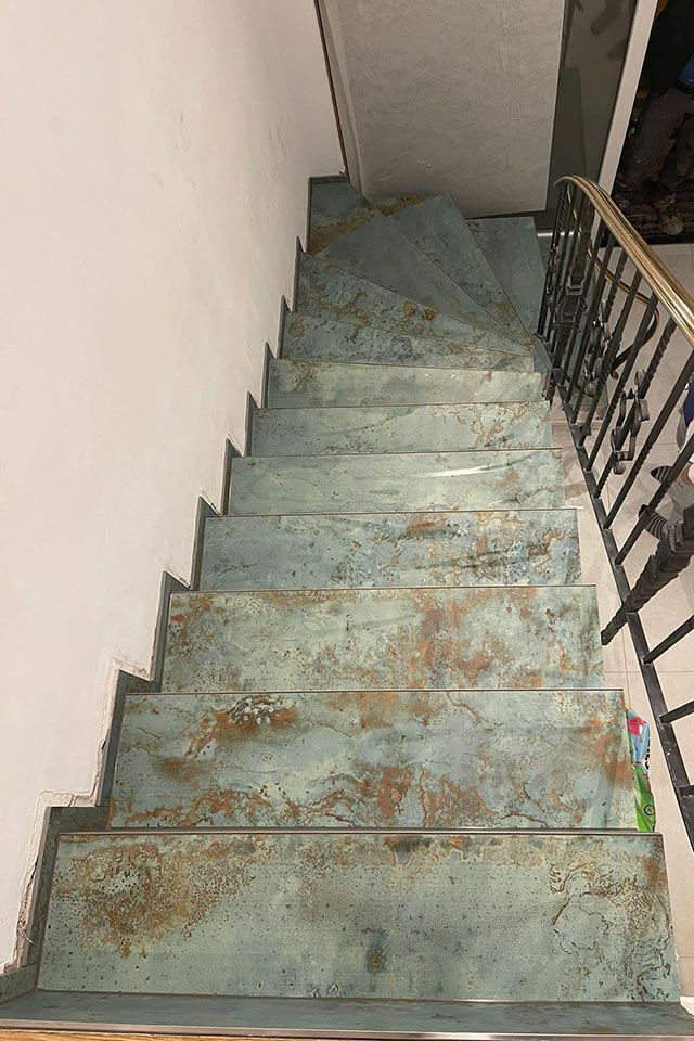 Mitarbeiter von Keramik & Bau Service GmbH verputzt Boden