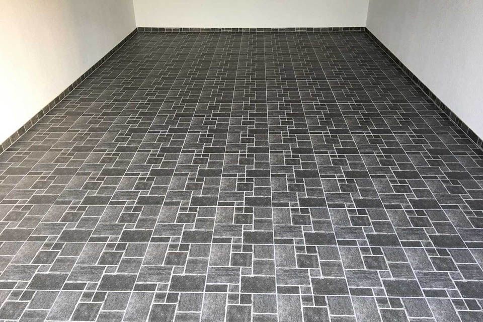 Mitarbeiter von Keramik & Bau Service GmbH verputzt Boden