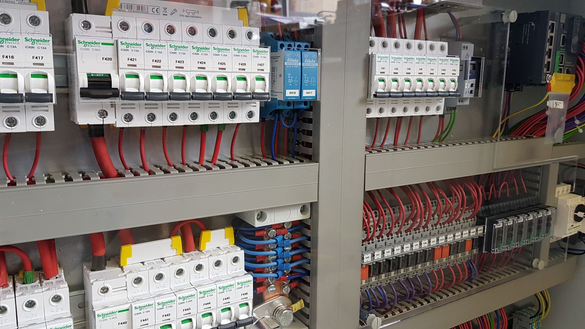 Eine Wand mit vielen Uhren und Messgeräten daran