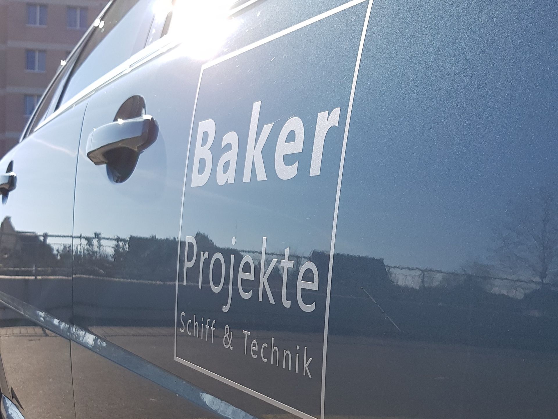 Ein Elektriker arbeitet mit einem Multimeter an einem Schaltschrank.