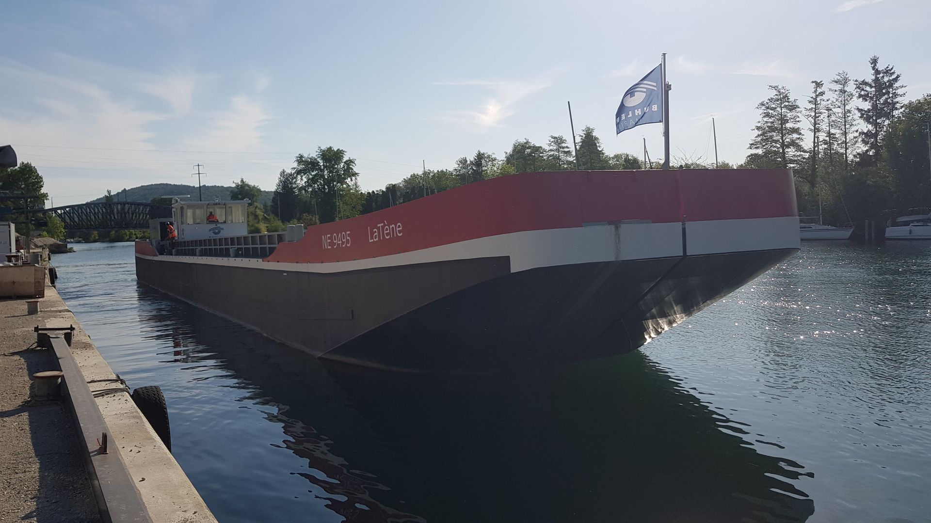 Ein Elektriker arbeitet mit einem Multimeter an einem Schaltschrank.