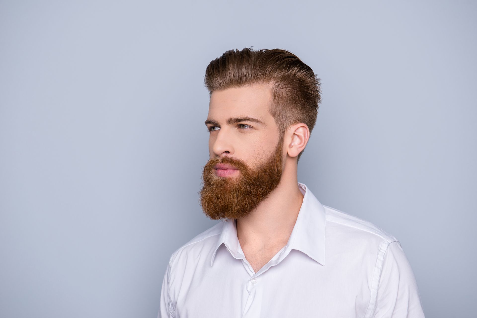 Homme avec une barbe rousse