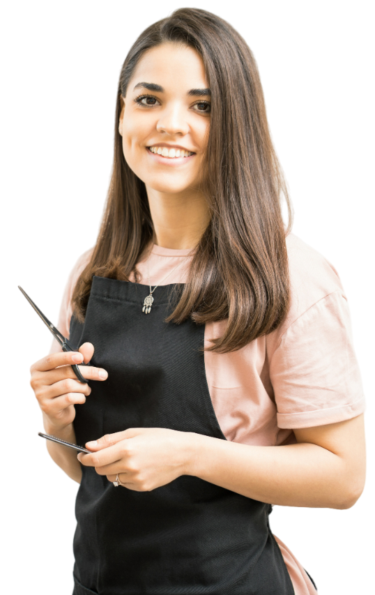 Coiffeuse souriante avec ciseaux et peigne