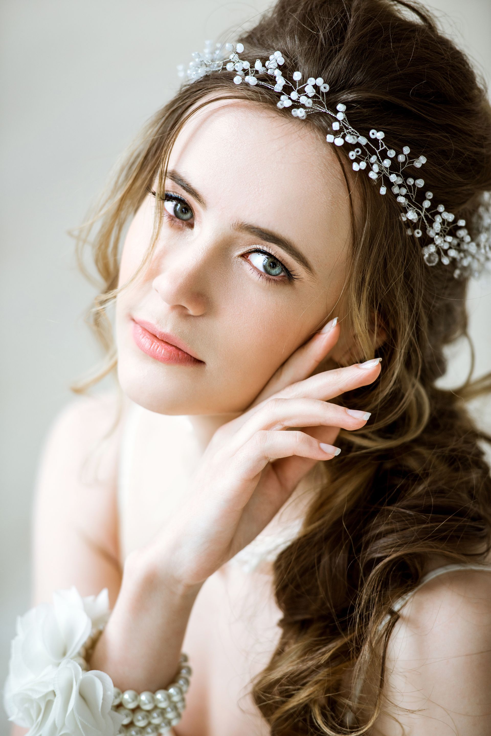 Femme maquillée portant des bijoux pour un mariage