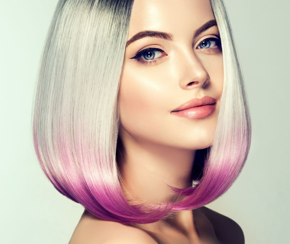 Femme avec cheveux décolorés et les pointes de cheveux roses