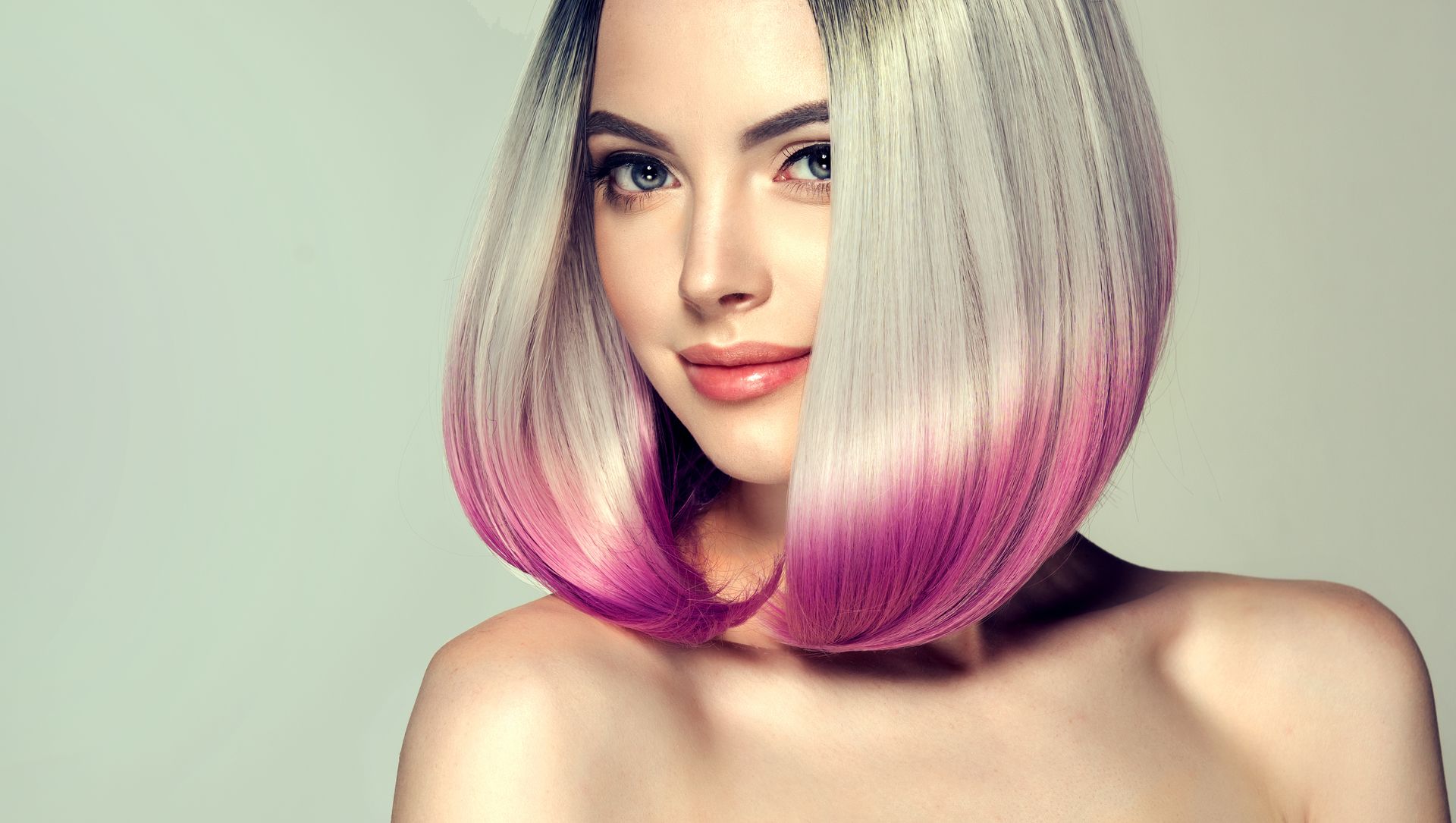 Femme avec pointes de cheveux teintent en rose