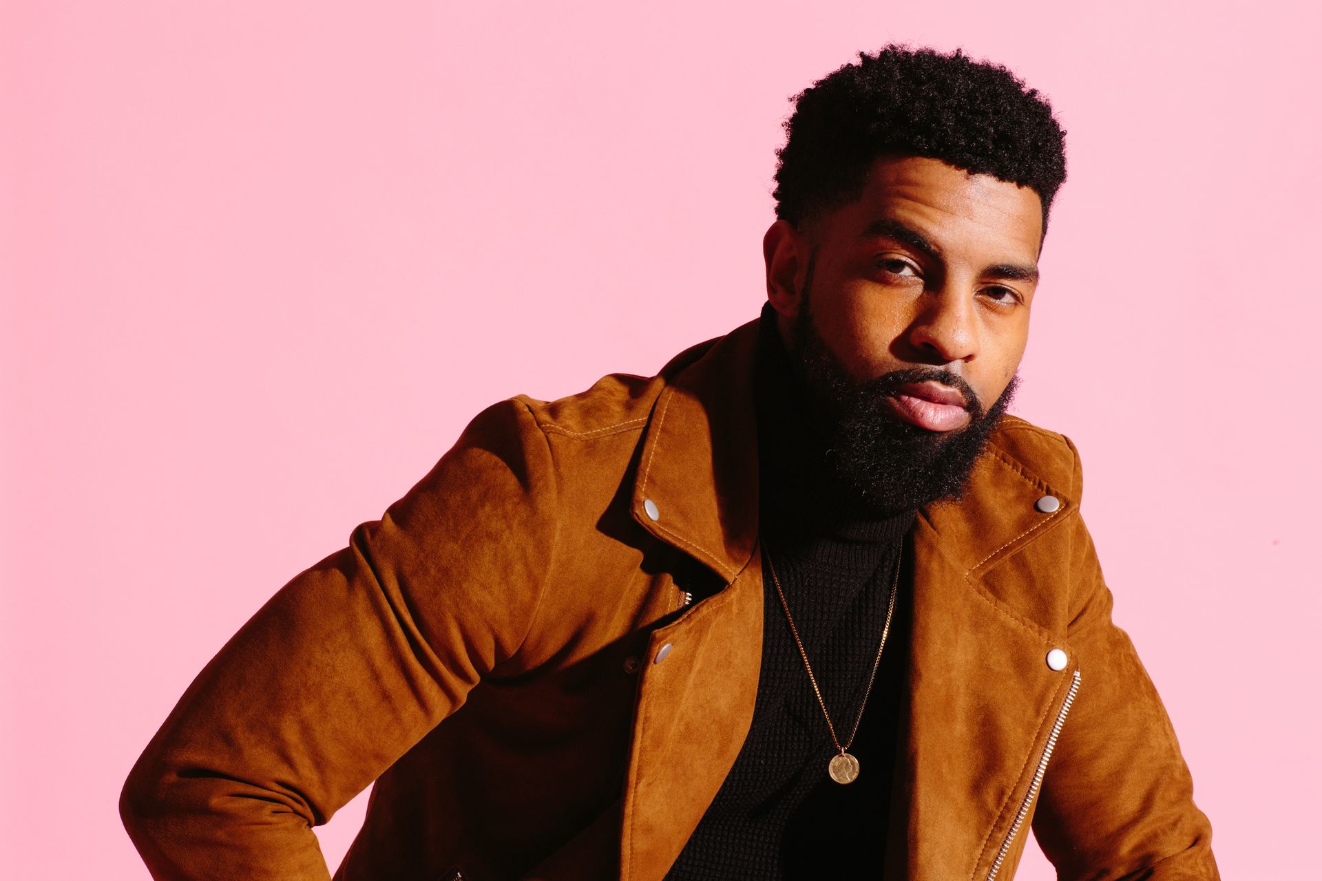 Homme avec barbe et veste ocre