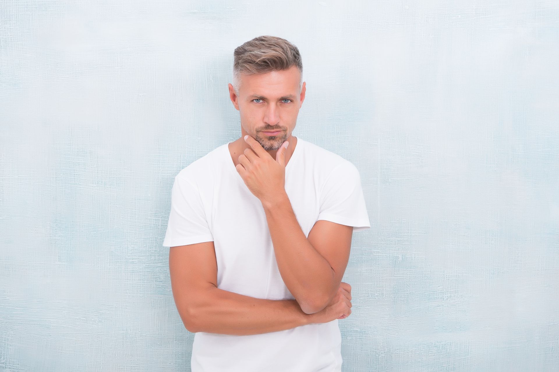 Homme posant avec main sous le menton