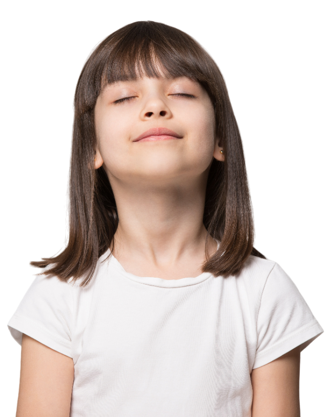 Petite fille relaxée fermant les yeux