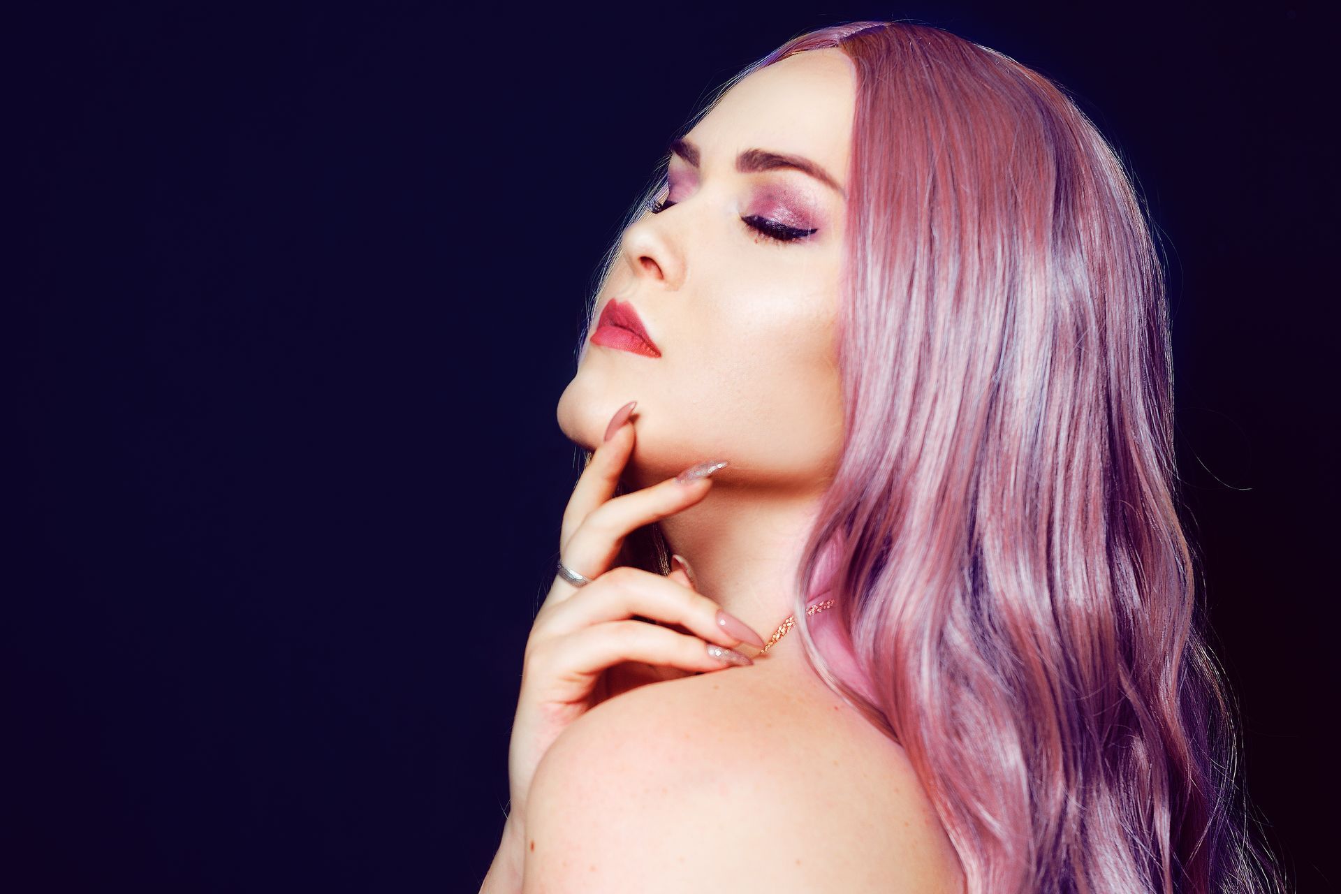 Femme aux cheveux colorés en rose