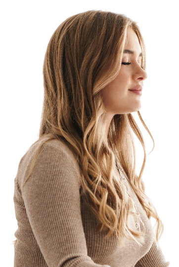 Femme détendue fermant les yeux