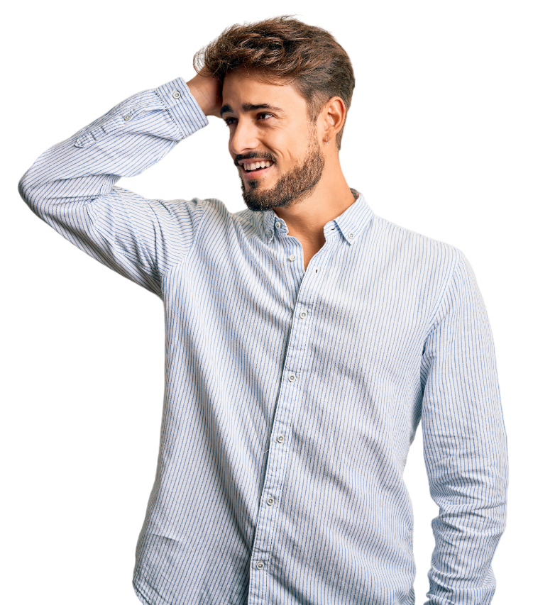 Homme souriant avec la main dans les cheveux