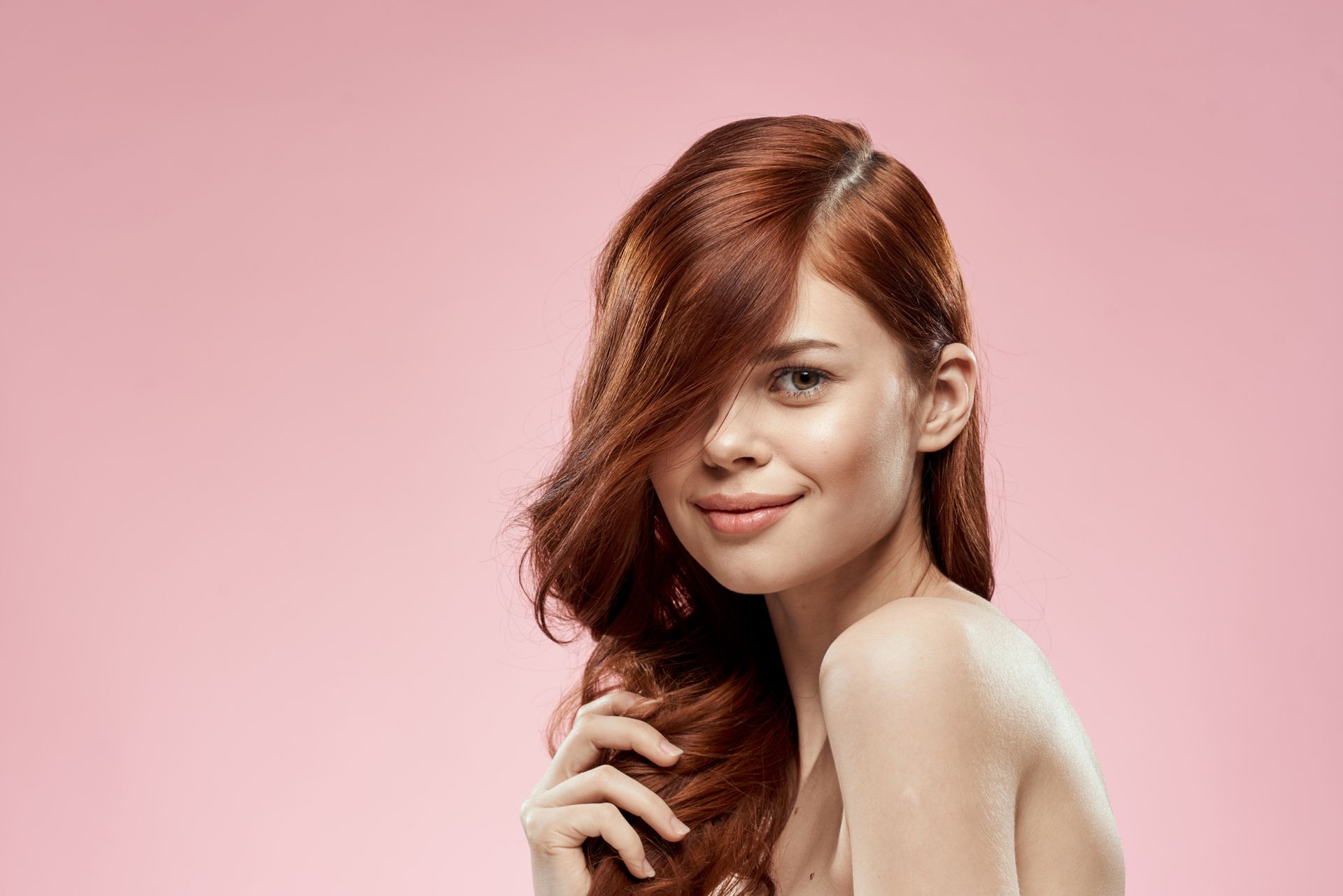 Jeune femme aux cheveux châtains et reflets rouges