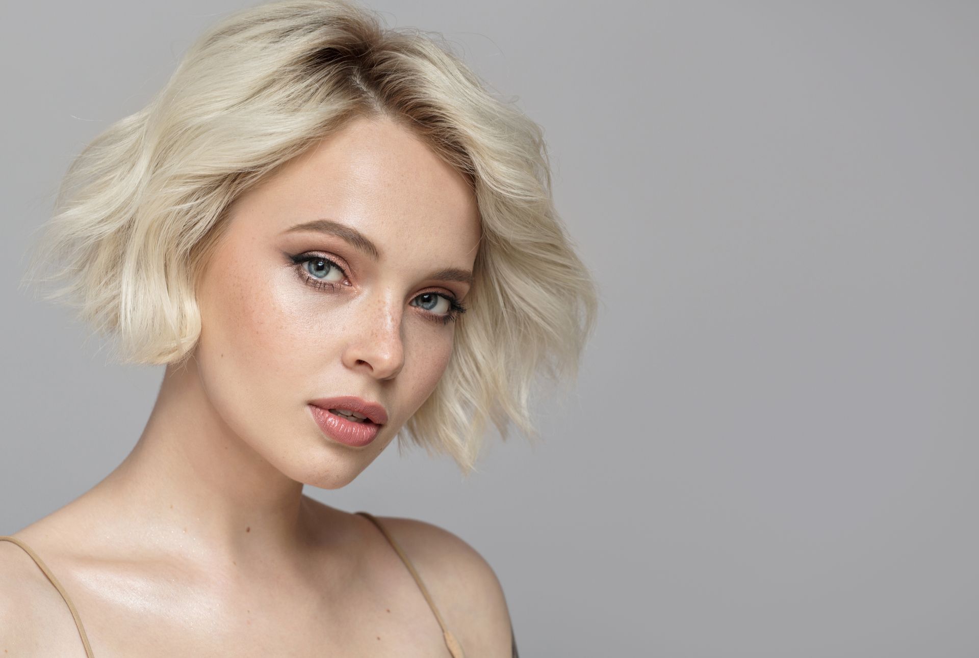 Femme blonde aux cheveux courts