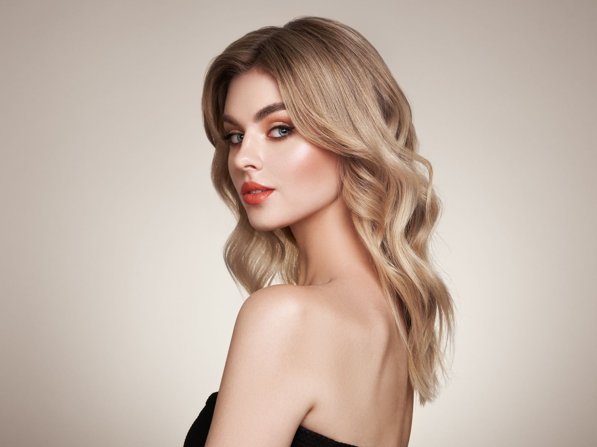 Femme aux cheveux blonds jusqu'aux omoplates