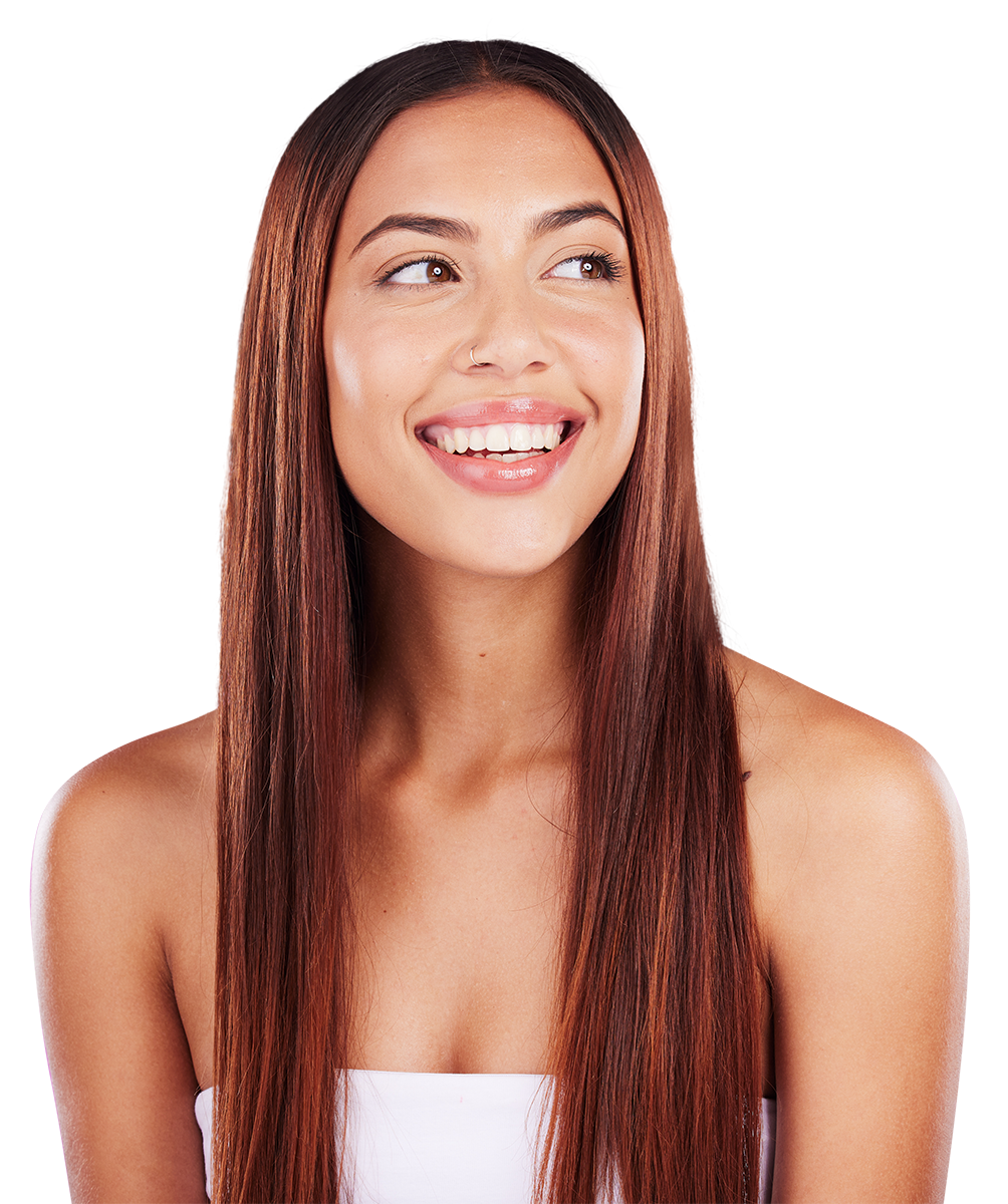 Femme souriante avec cheveux lissés