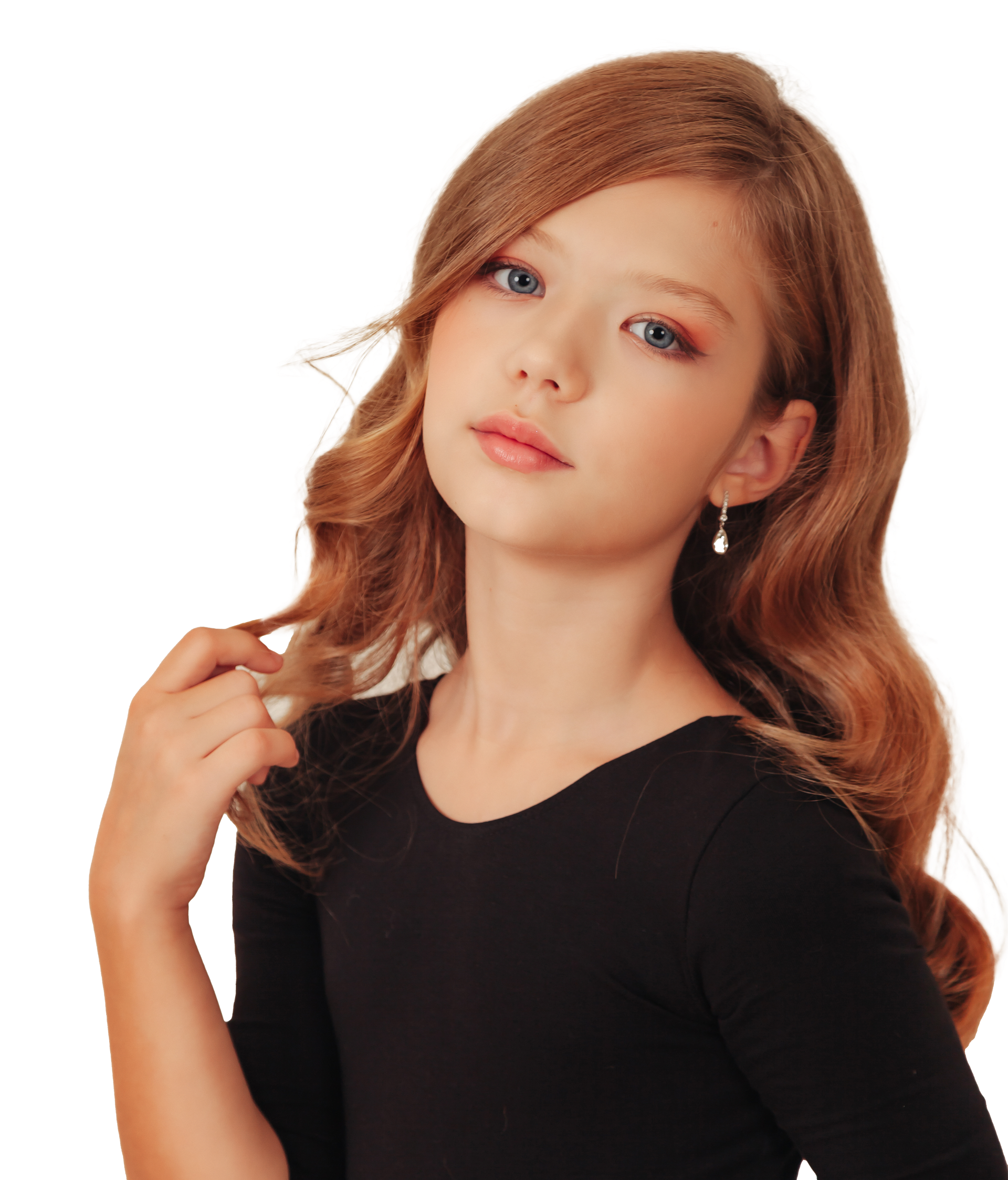 Petite fille habillée en noir, coiffée et maquillée