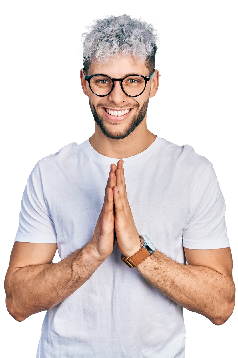 Jeune homme avec cheveux colorés