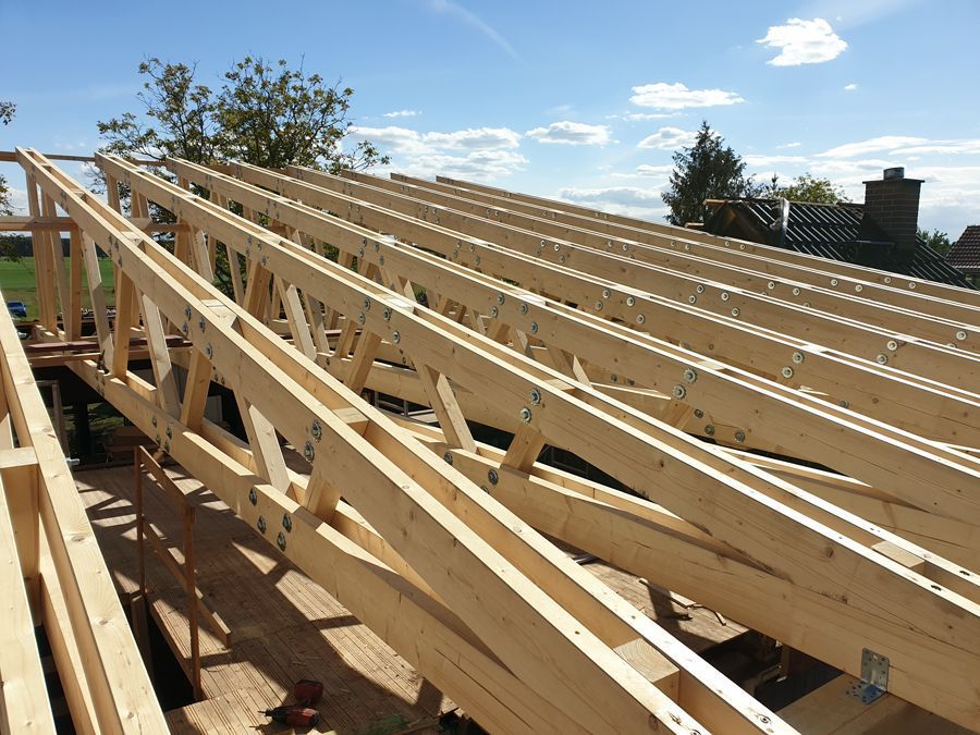 Ein Dach, das mit Holzbalken gebaut wird
