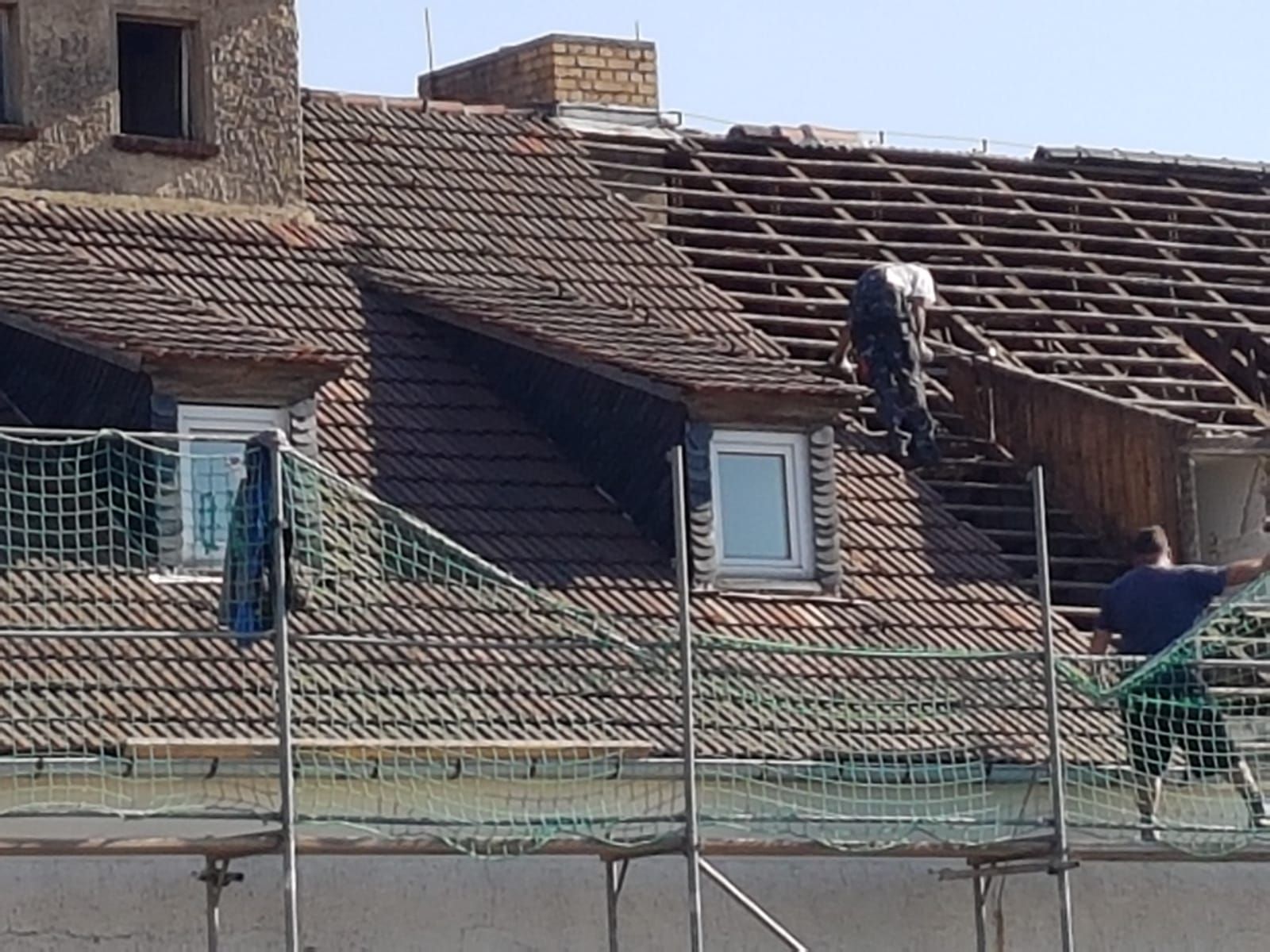 Ein Mann arbeitet auf dem Dach eines Gebäudes