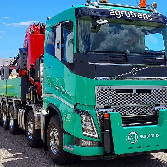 Un camión verde con la palabra agrutrans en el frente