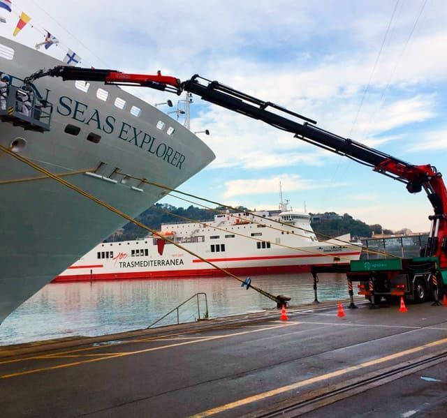 El barco Seas Explorer está siendo levantado por una grúa.