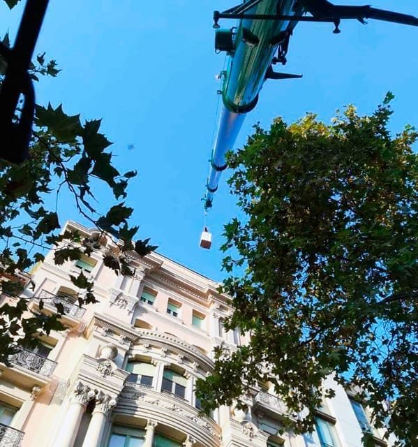 Mirando hacia arriba a un edificio con una grúa adjunta