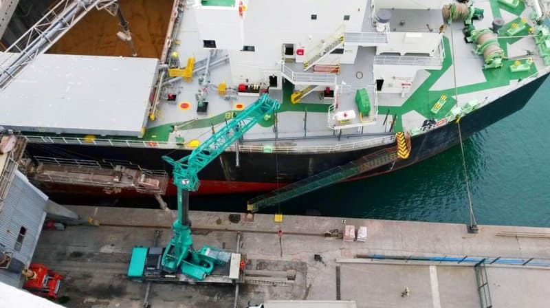 Una vista aérea de un gran barco con una grúa acoplada.