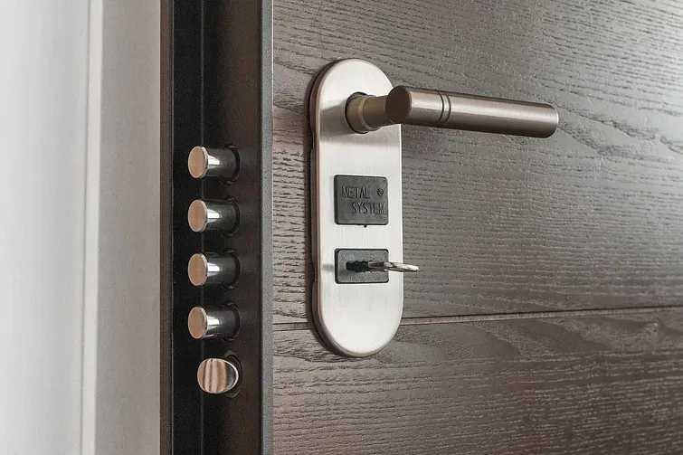 Un primer plano de una puerta con una llave dentro.