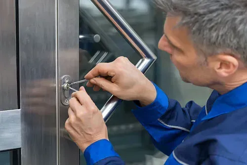 Un hombre está usando una llave para abrir una puerta.