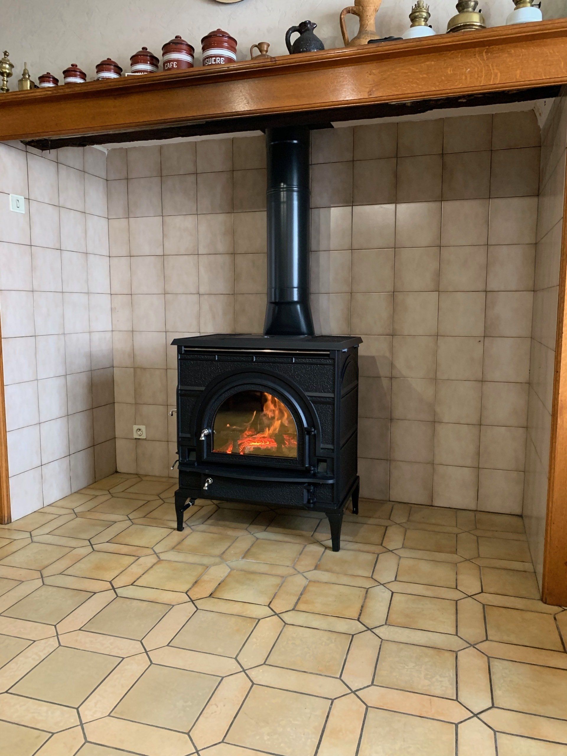 installation de poêle à bois encastré