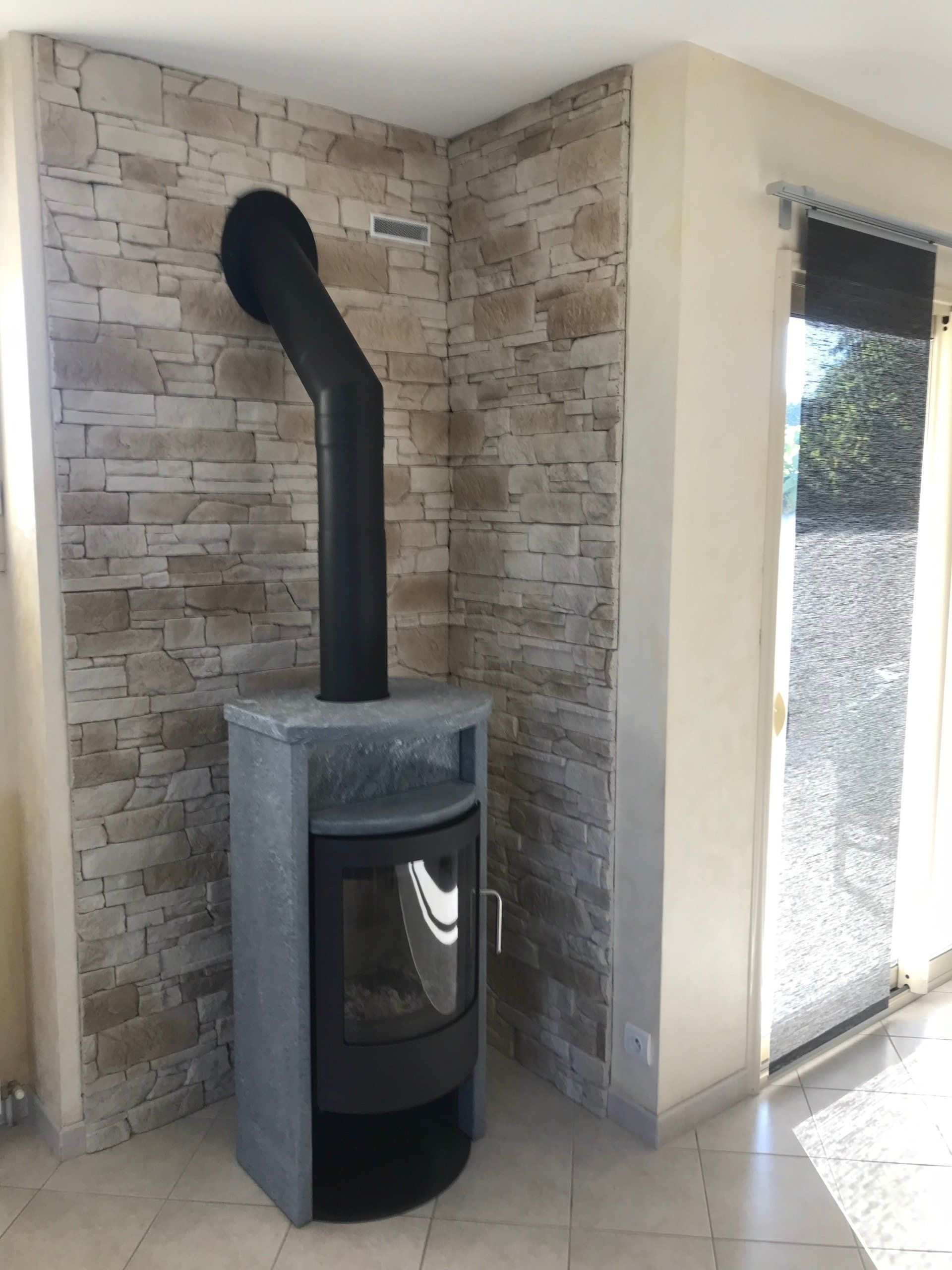 pose de poêle à bois moderne