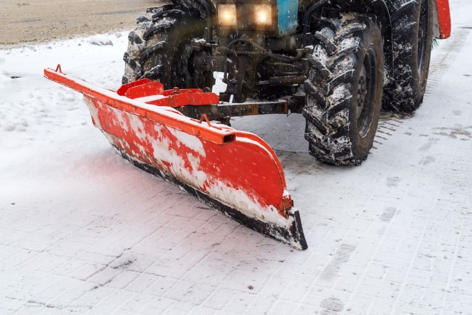 Blitz Blank – Traktor mit Schneeschaufel räumt Schnee