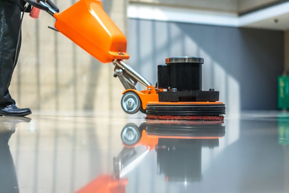 Blitz Blank – ein Fensterreiniger reinigt eine Glasfassade an einem Seil hängend