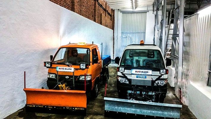 Blitz Blank – zwei Sonderfahrzeuge zur schnellen Schneeräumung in der Garage des Unternehmens