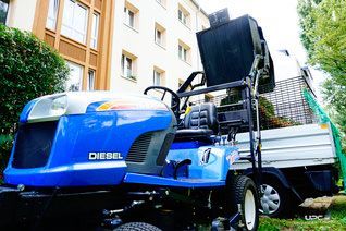 Blitz Blank – Aufsitzrasenmäher mit Anhänger für das Häckselgut