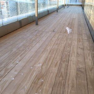 Kirvesmiehen tekemää lattiaa