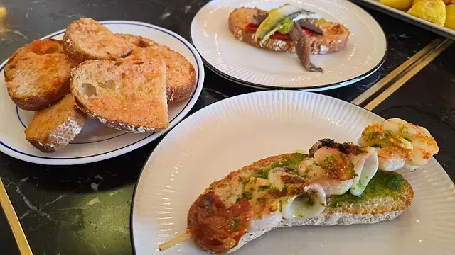 Hay tres platos de comida sobre una mesa.