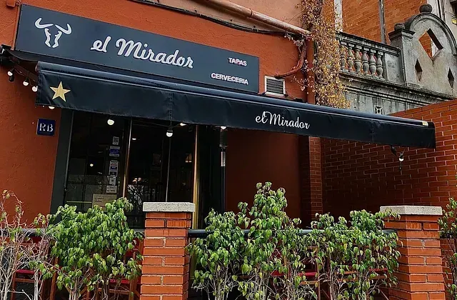 Un restaurante con un cartel que dice el mirador
