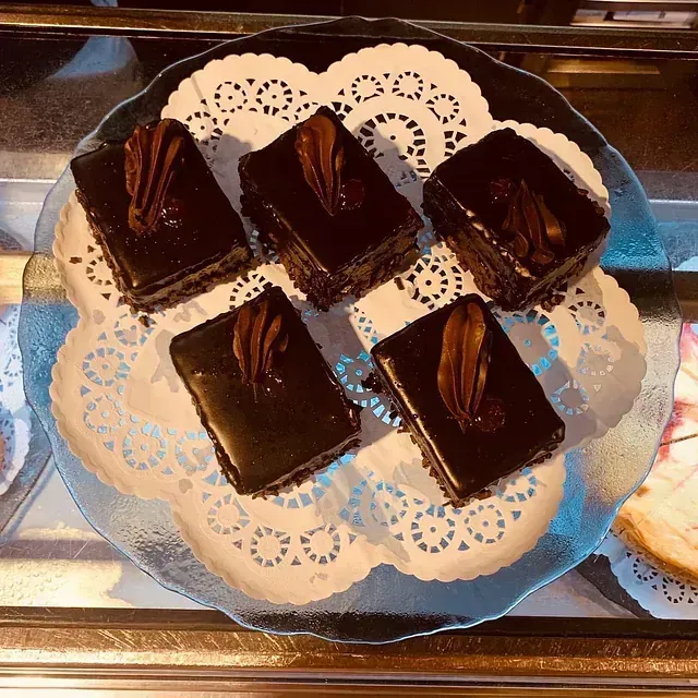 Un plato de cuadrados de chocolate con remolinos de chocolate encima.