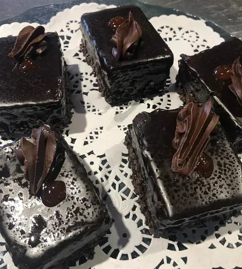 Un montón de pasteles de chocolate están en un plato