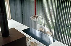 Un comedor con una mesa y sillas frente a un gran ventanal.