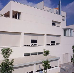 Un gran edificio blanco con muchas ventanas.