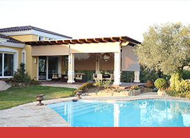 Una casa grande con piscina en frente de ella.