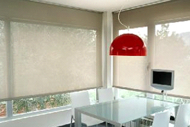 Un comedor con una mesa y sillas y una lámpara roja colgando del techo.